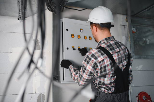When to Call a Team of Electricians and When to Call the Fire Department